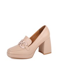 Mocassini in pelle beige con tacco quadrato e tacco grosso. Presentano una decorazione con doppio collegamento hardware nella parte anteriore. Texture liscia.