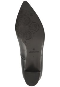 Semelle de chaussure noire en cuir avec une forme pointue. Présente des pièces et des logos embossés, une texture lisse et un talon robuste. Taille marquée 4.