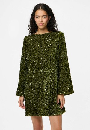 Abito verde con paillettes, maniche a campana lunghe e scollatura a barca, caratterizzato da una superficie testurizzata e una silhouette svasata e morbida.