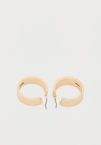 Σκουλαρίκια κρίκοι σε χρυσό τόνο με ματ, λείο φινίρισμα, που διαθέτουν ασφαλές κλείσιμο με άρθρωση και μινιμαλιστικό, στρογγυλεμένο σχέδιο.