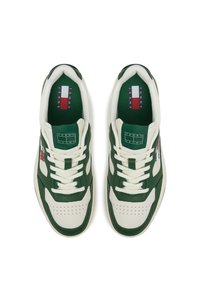 Le sneakers bianche e verdi presentano una tomaia in pelle liscia, punta perforata, logo a contrasto sul tallone e lacci piatti.