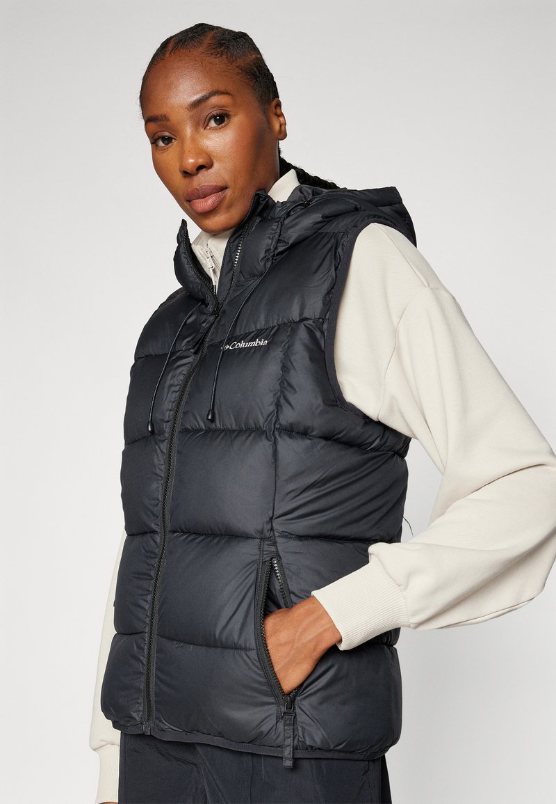 Czarna, pikowana kamizelka z kapturem, z przednim zamkiem błyskawicznym i bocznymi kieszeniami. Wykonana z gładkiego, lekkiego materiału. Logo na piersi.