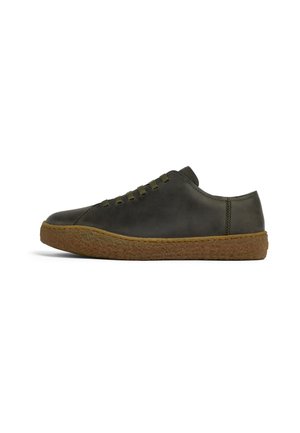 Donker groene leren sneaker met een ronde neus en een gestructureerde beige rubberen zool, voorzien van groene veters en stiksels langs de zijkanten.