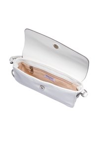 Hvid læder crossbody taske med en tekstureret overflade, klaplukning og beige stofinteriør, der har en lynlåslomme og logo-tag.