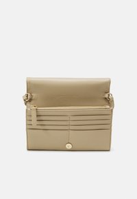 Tommy Hilfiger REFINED FLAP CROSSOVER - Ülerinna-kott - beige