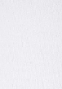 Balta megzta medžiaga su lygiu tekstūru, vienoda raštu ir be matomų siūlių ar puošmenų, rodo vienodą spalvą visame paviršiuje.