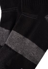 Mustat sukat, joissa on harmaa raidallinen kuvio. Valmistettu pehmeästä kankaasta, jossa on ribbitekstuuri ja vahvistetut kantapää- ja varvasosat.