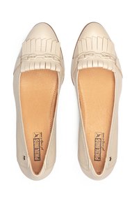 Ballerines en cuir beige avec un bout rond, présentant un design à franges et des accents tressés. Texture lisse et semelle intérieure rembourrée pour le confort.