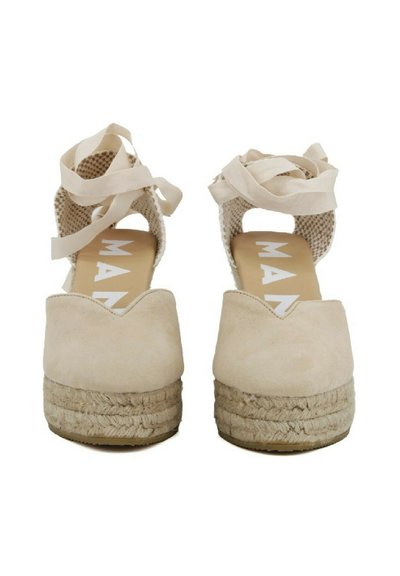 Sandali espadrillas beige con tomaia in suede, cinturino intrecciato alla caviglia e nastri incrociati. Presentano un tacco a zeppa avvolto in corda.