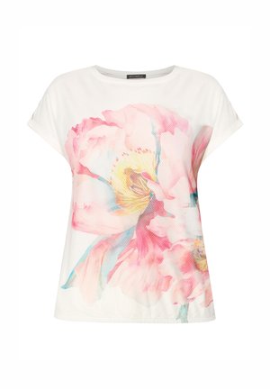Biały siateczkowy top z krótkim rękawem, ozdobiony dużymi, miękkimi kwiatowymi nadrukami w stylu akwareli w odcieniach różu i żółci na przodzie.