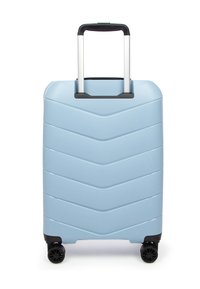Světle modrý tvrdý kufr s vzorem chevron, teleskopická rukojeť a čtyři černé kolečka pro snadnou manipulaci.