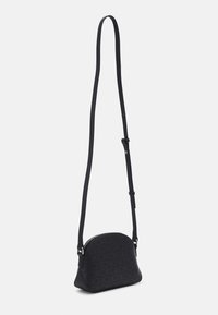 Borsa a tracolla nera con silhouette curva, finitura testurizzata, motivo logo in rilievo, tracolla regolabile e dettagli in metallo argentato.
