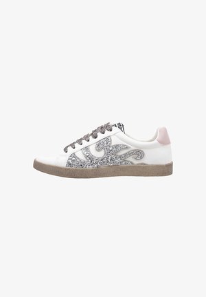 Sneaker bianca con motivo di glitter argento sul lato, lacci grigi, accentuazione rosa sul tallone e suola beige texture.