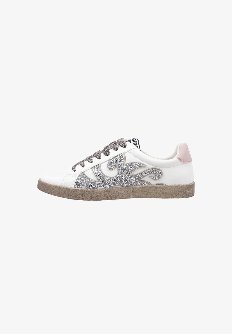 Sneaker bianca con motivo di glitter argento sul lato, lacci grigi, accentuazione rosa sul tallone e suola beige texture.