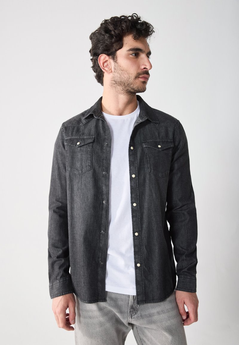 Pier One Pluus - black