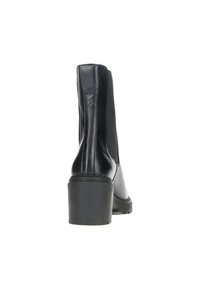 Stivale alla caviglia in pelle nera con tacco a blocco. Caratterizzato da un design elegante, una superficie liscia e pannelli laterali elasticizzati. Senza marchi visibili.