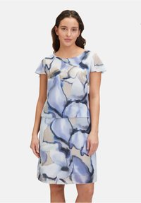 Kleid mit kurzen Ärmeln, das ein hellblaues und beiges Blumenmuster zeigt. Es hat eine lockere Passform und eine glatte Stofftextur.