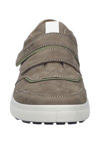 Beige Wildlederschuhe mit doppelten Klettverschlüssen und weißer Gummisohle. Akzentuiert mit einem grünen Streifen und strukturierten Nähdetails.
