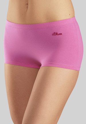 Rosa Baumwollboxershorts mit glatter Textur, die ein kontrastierendes, gesticktes Logo auf der Rückseite und einen elastischen Bund aufweisen.