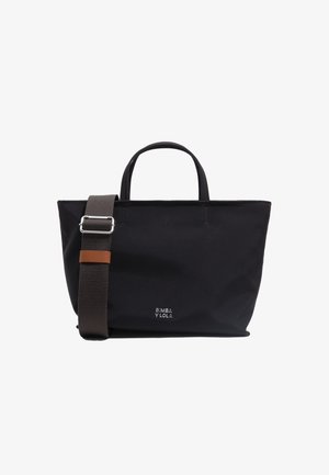 Mustast kangast kandekott kahe sangaga, eemaldatava pruuni rihmaga, nähtavate õmblustega ja esiküljel reljeefse logoga.