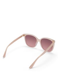 Rosa getönte Sonnenbrille mit einem durchsichtigen, hellrosa Kunststoffrahmen. Katzenaugenform und glatte, abgerundete Kanten. Hardware-Details in Goldfarbe.