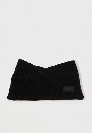 Bandeau en tricot noir avec un design diagonal, un effet de côtes texturé et une petite étiquette logo noire. Le matériau semble chaud et extensible.