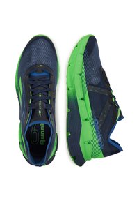 Scarpe da corsa blu e verdi con tomaia in rete testurizzata, dettagli neri e suola intermedia decorata. Dotate di suola imbottita e tallone rinforzato.