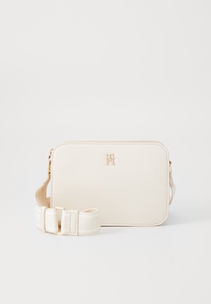 Witte synthetische crossbodytas met een gouden logo, rechthoekige vorm en een verstelbare strap met een logo-print. Gladde textuur, minimale details.