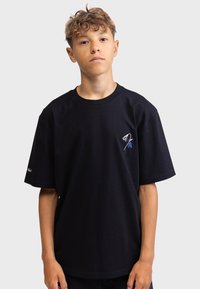 Schwarzes Baumwoll-T-Shirt mit kurzen Ärmeln, rundem Ausschnitt und floralem Stickdetail in Weiß und Blau auf der Brust.