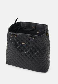 Svart kviltad tote-väska av slät syntetmaterial. Har två handtag och en magnetisk stängning med detaljer i guldton. Rymligt interiör.