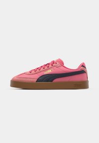 Rosa mocka- och lädersneakers med mörkblå accenter, platt brun gummisula och guldlogotypdetalj på sidan. Snördesign.