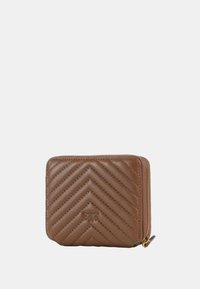 Portafoglio marrone in pelle con motivo a spina di pesce trapuntato, cerniera dorata e logo in rilievo. Forma rettangolare compatta. Texture liscia.