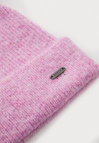 Berretto di lana rosa con una texture morbida, caratterizzato da un'etichetta argentata con la scritta "BARTS". Il design è semplice e ha un aspetto accogliente.