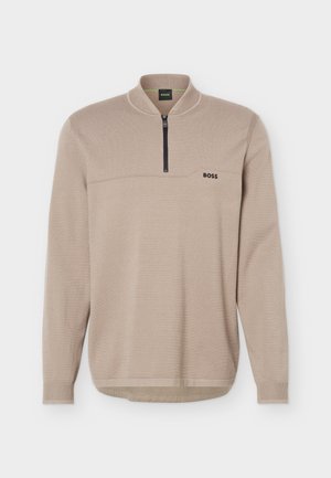 Pulover bej tricotat cu mâneci lungi, cu un fermoar scurt negru la guler și logo-ul „BOSS” pe pieptul stâng.