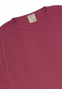 Bordeaux lange mouwen t-shirt van zachte stof, met een ronde hals en een waslabel binnenin de kraag. Soepele textuur.