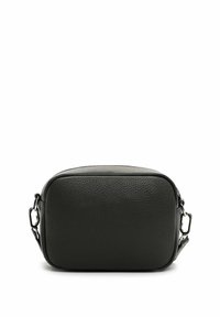 Borsa a tracolla rettangolare in pelle nera con superficie testurizzata, cintura regolabile e dettagli in hardware argentato.