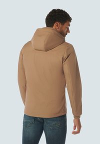 Bruine hoodie-jack met een gladde textuur, met een slim fit ontwerp en elastische manchetten, gedragen met blauwe jeans. Achteraanzicht getoond.