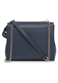 Borsa in pelle blu navy con finitura testurizzata, dotata di tracolla a catena e forma rettangolare, accompagnata da una chiusura con zip.