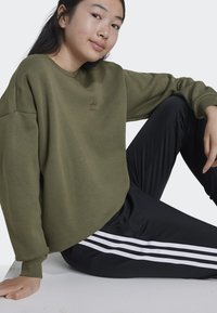 adidas Originals BOYFRIEND CREW JUNIOR - Mikina - olive strata
