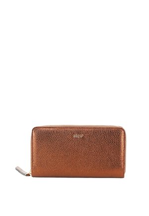 Kupferfarbene, strukturierte Lederbrieftasche mit Reißverschluss und kleinem silbernem Markenlogo mittig vorne.