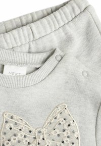 Next JOGGERS SET REGULAR FIT - Træningssæt - grey white taping