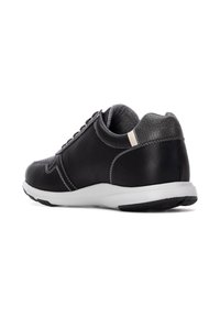 Zapatilla de cuero negra con detalles grises, suela blanca, punta redonda y tacón texturizado. Presenta cordones y un detalle de costura en contraste.
