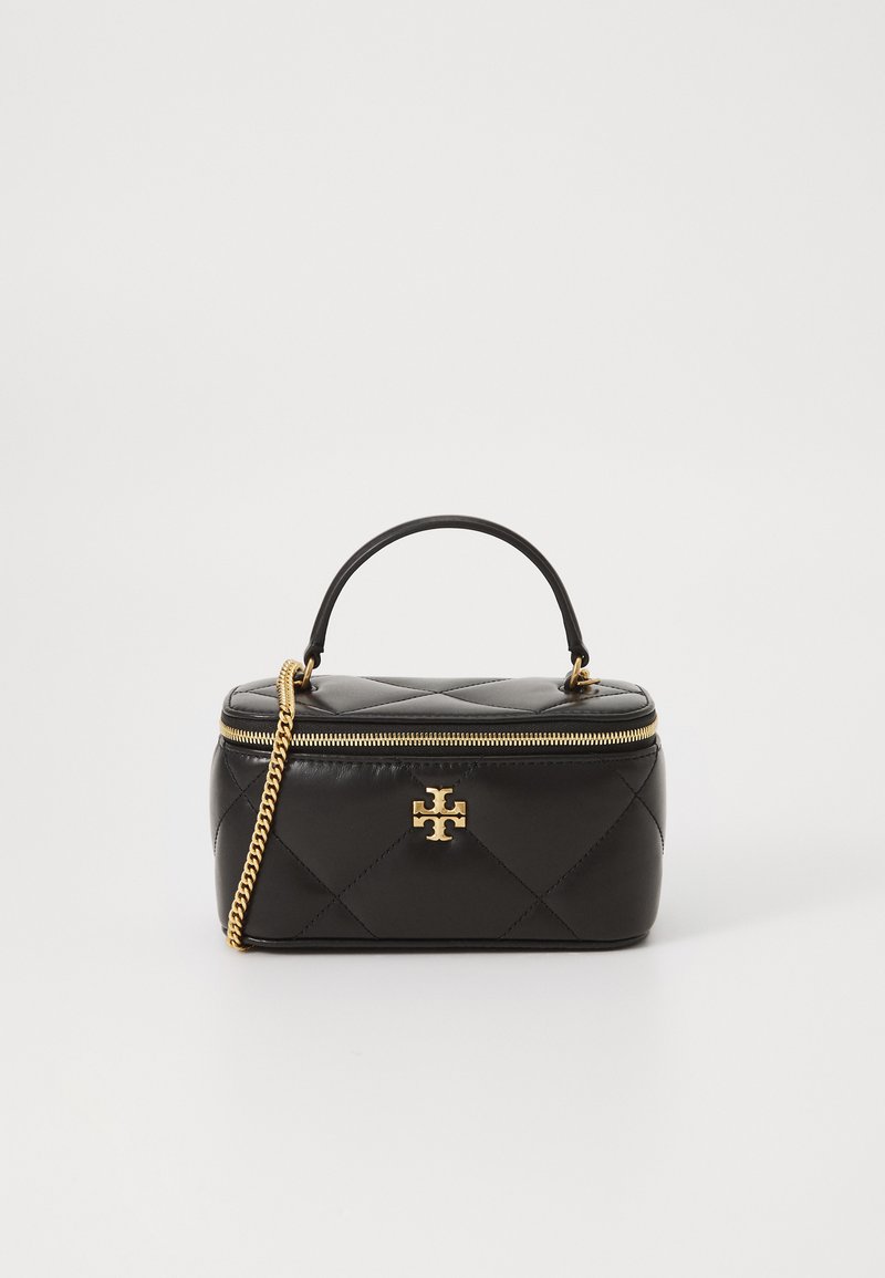 Mustast quiltitud nahast käekott kuldse tõmbluku, kuldse logo aktsendi, pealmise käepideme ja eemaldatava ahelvöödiga. Kompaktne ristkülikukujuline kuju.