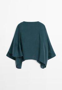 Teal, blødt stof kappe med brede, flydende ærmer og en rund halsudskæring. Nederste kant er asymmetrisk, hvilket skaber en afslappet silhuet.