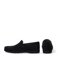 Marineblaue Wildleder-Loafer mit einem Slip-On-Design, rundem Zehenbereich und Gummisohle. Verfügt über Nahtakzente und minimale Markenkennzeichnung.
