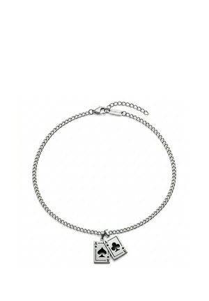 Sølvkjede med to hengende spillekort anheng som viser ess i spar og ess i kløver.