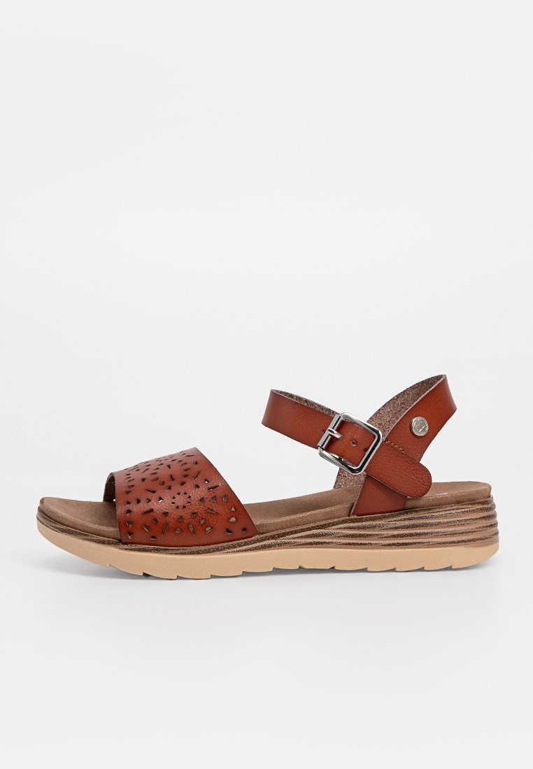 XTI Sandalen met sleehak cognac