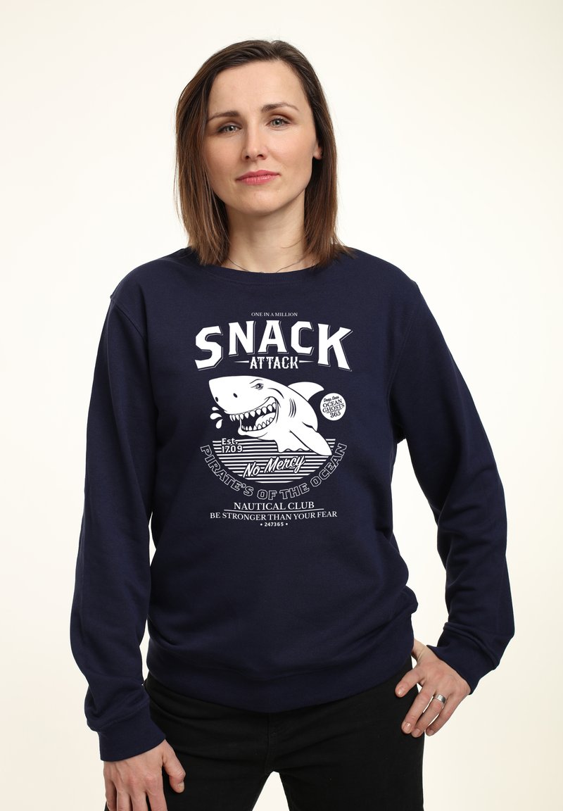 Marinblå sweatshirt i bomull med en stor vit grafisk bild av en haj, texten "SNACK ATTACK" samt nautiska detaljer. Långa ärmar.
