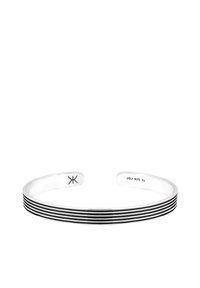 Sölvarmband med sex svarta horisontella ränder och ingraverad text "JGJ 925 Ag" samt en stiliserad "K"-symbol inuti bandet.