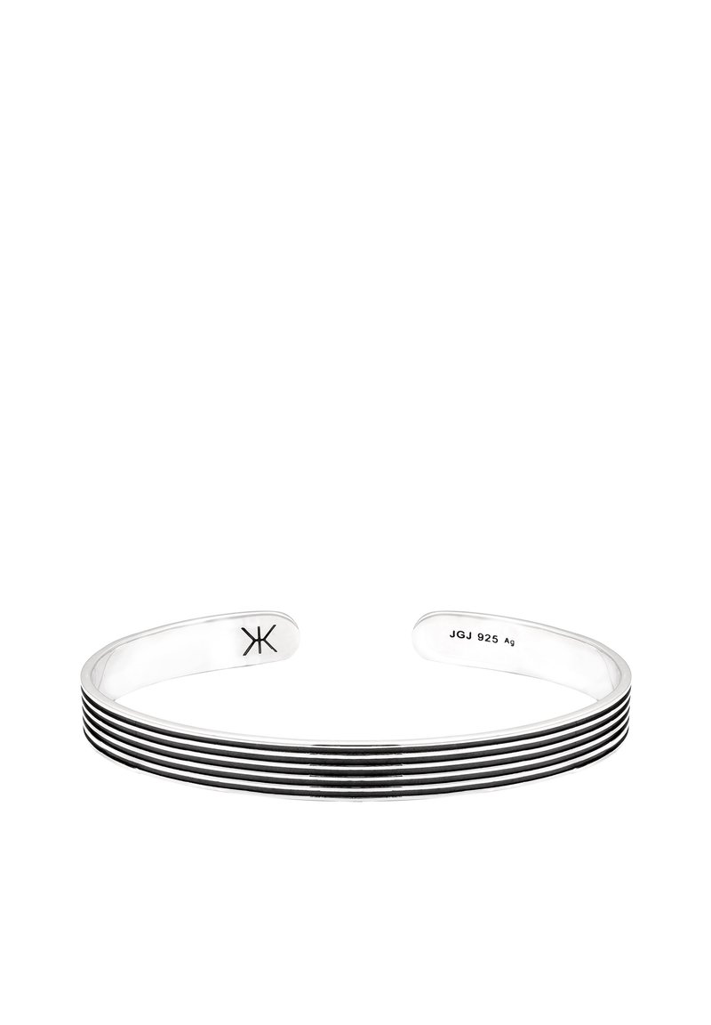 Sölvarmband med sex svarta horisontella ränder och ingraverad text "JGJ 925 Ag" samt en stiliserad "K"-symbol inuti bandet.